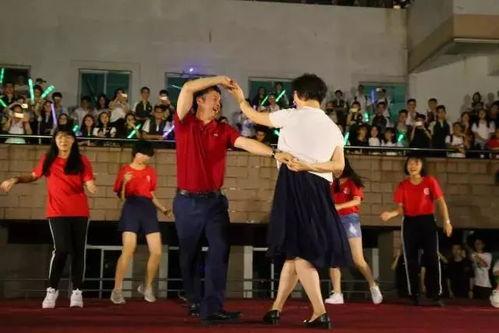 学生台上跳舞吃瓜视频大全,学生台上跳舞吃瓜，欢乐瞬间大盘点