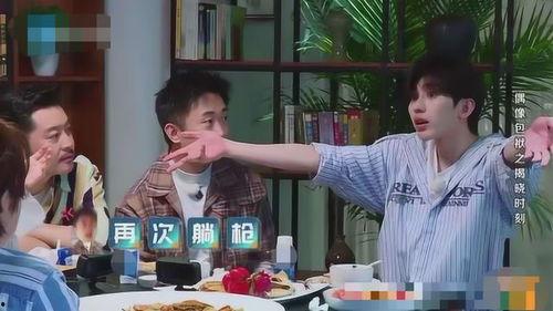 俩大爷打架吃瓜事件视频,围观群众成“吃瓜群众”现场直击