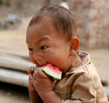 男孩摔西瓜吃瓜视频大全,萌态百出视频大全