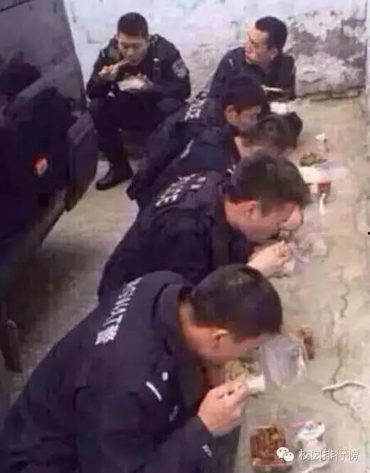 成都警察吃瓜事件视频,网络热议的警民互动瞬间