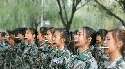 浙江教官吃瓜视频,揭秘军营里的“另类”娱乐  第2张