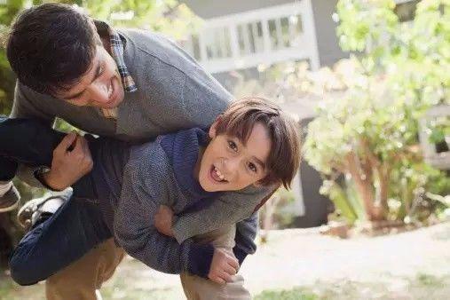 爸爸教导儿子吃瓜视频,从吃瓜视频看家庭教育新风尚